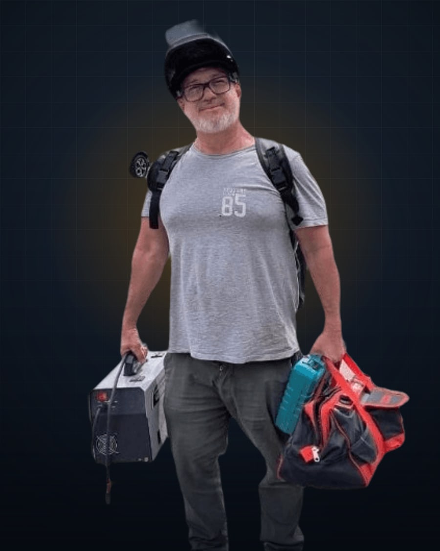 Profissional da ServoVIX com capacete de solda, mochila e ferramentas, a caminho de um atendimento